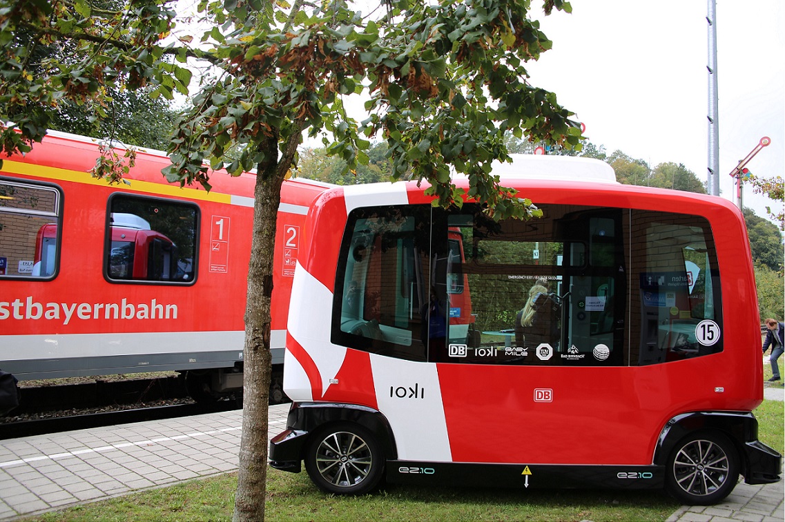 In Bad Birnbach können Fahrgäste nun erstmalig direkt aus dem Zug in den autonomen Bus steigen.