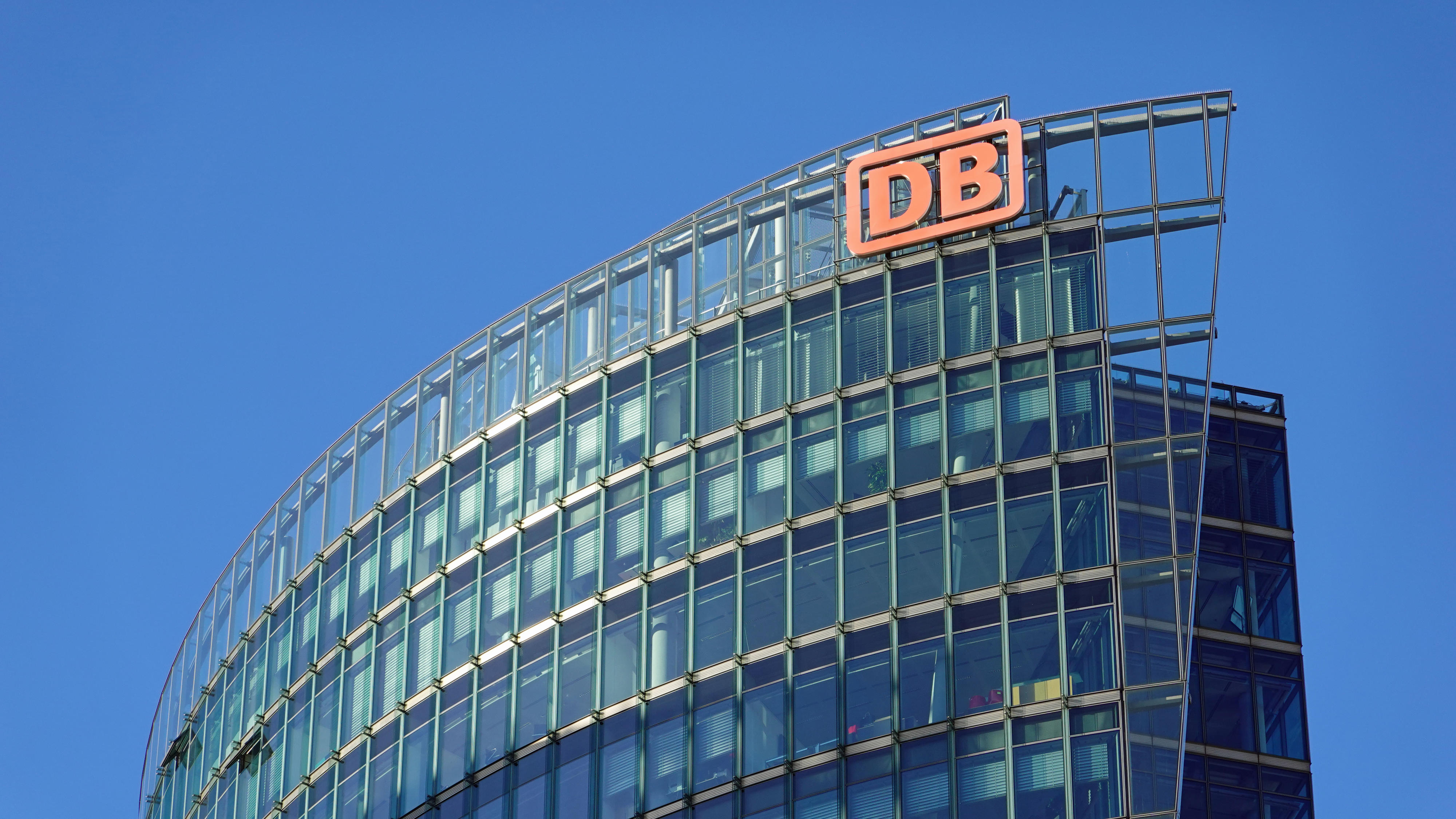 DB-Logo am Bahntower