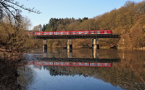 S-Bahn auf einer Brücke