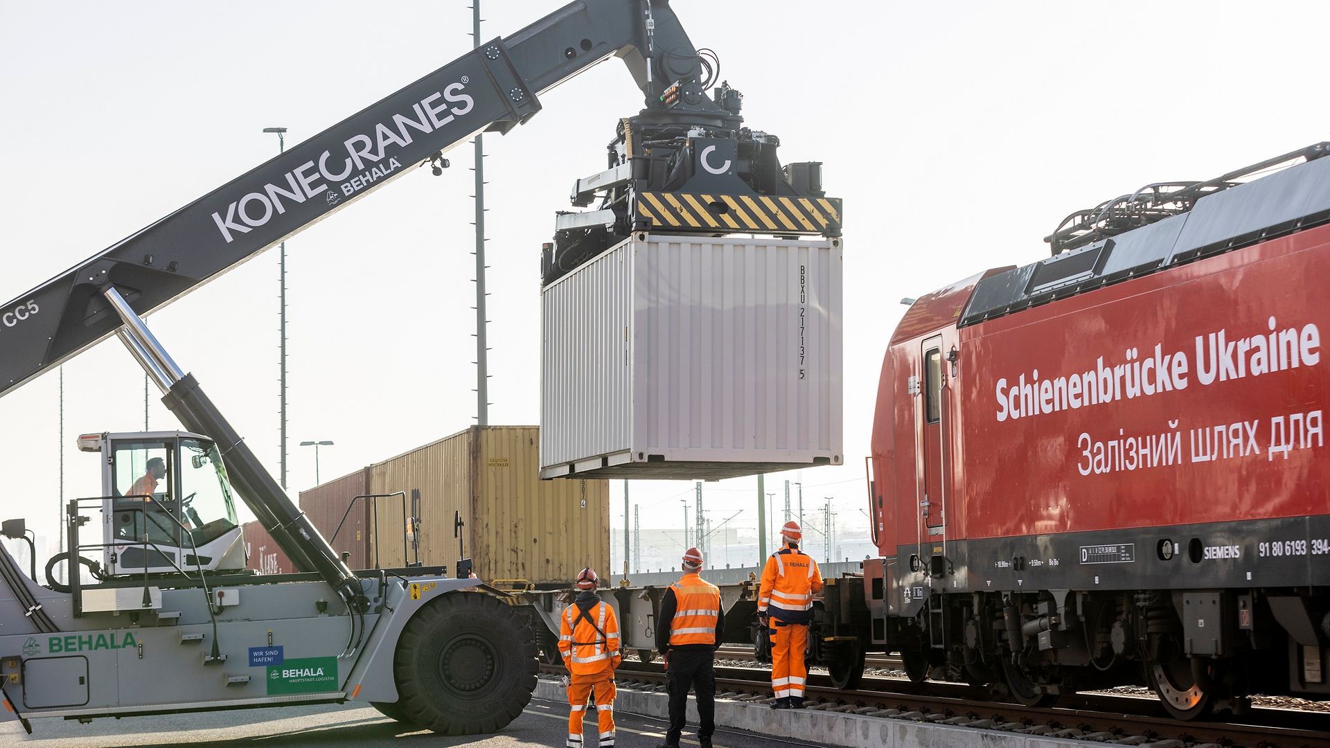 Beladung eines Güterzugs mit Hilfsgütern für die Ukraine im Berliner Westhafen.