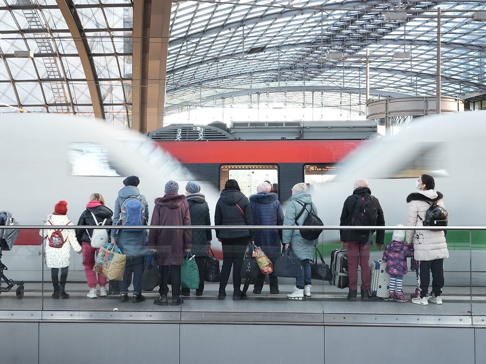Ukrainische Geflüchtete auf dem Bahnsteig am Berliner Hauptbahnhof am 09.03.2022