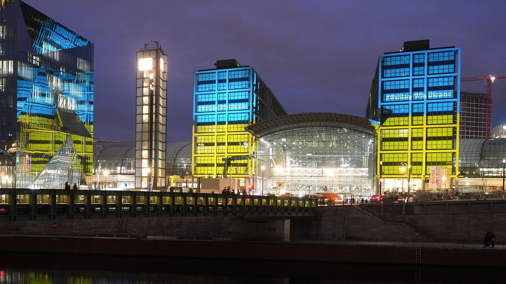 Der Hauptbahnhof Berlin beleuchtet in den Farben der ukrainischen Flagge als Zeichen der Solidarität.