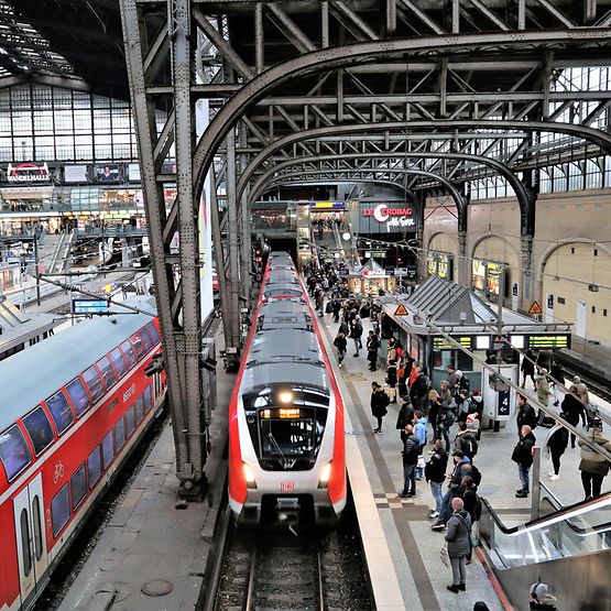 Hamburg Hbf mit S-Bahn und Regionalzug