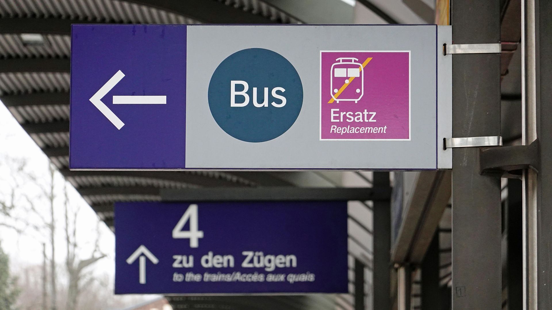 Symbolbild Hinweisschild Ersatzverkehr am Bahnhof