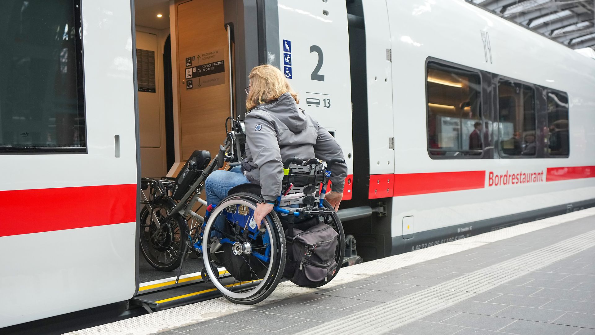 Rollstuhlfahrerin testet den stufenlosen Einstig des ICE L