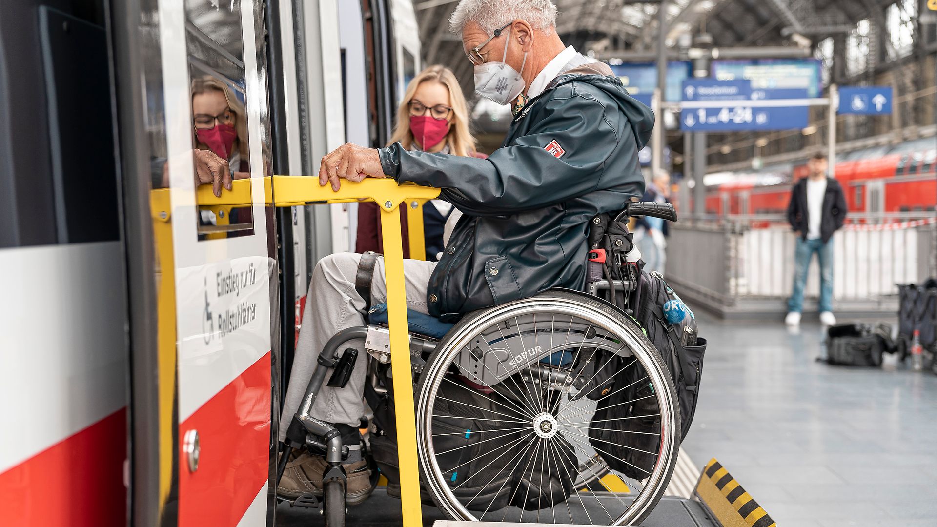 Im Bild: Ein Rollstuhlfahrer, der den neuen Hublift des ICE 3neo für den Einstieg nutzt.