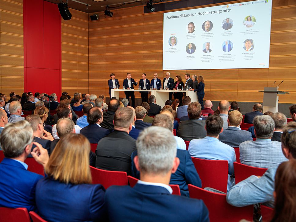 Publikum bei einer Podiumsdiskussion