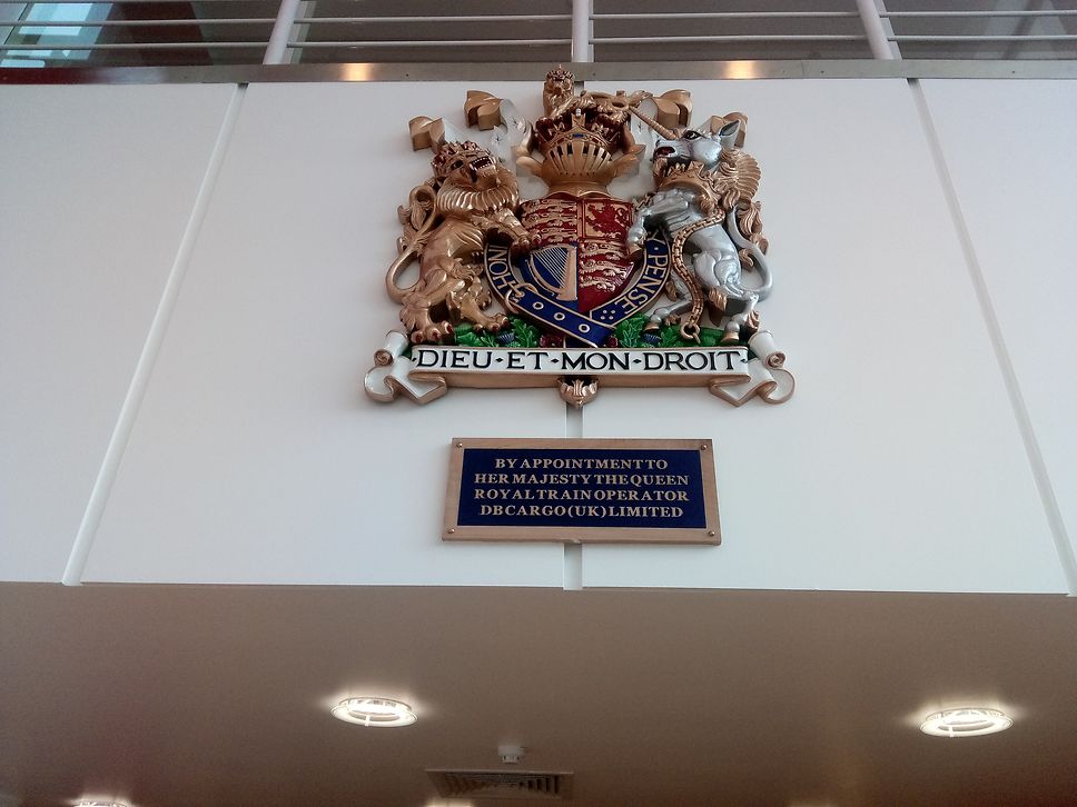 Das Wappen der Queen ist prominent in der Eingangshalle der DB Cargo UK in Doncaster, UK; angebracht. 