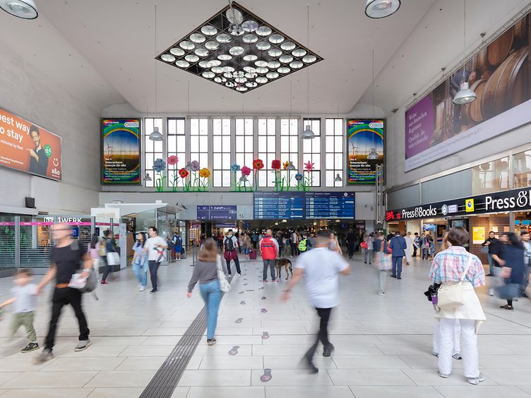 Reisende im Empfangsgebäude des Düsseldorfer Hauptbahnhofs