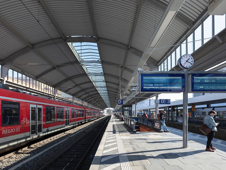Sicht vom Bahnsteig auf das erneuerte Hallendach des Bonner Hauptbahnhofs