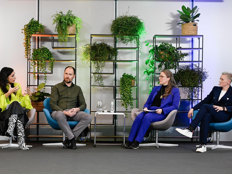 vier Podiumsgäste in einer Diskussionsrunde