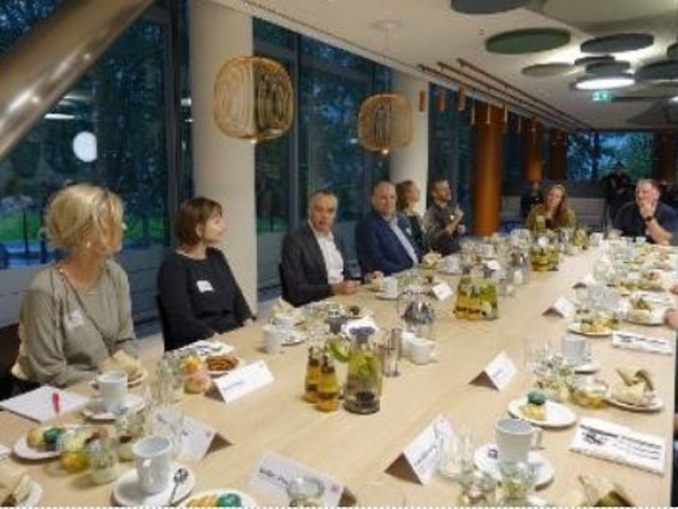 Menschen am Frühstückstisch