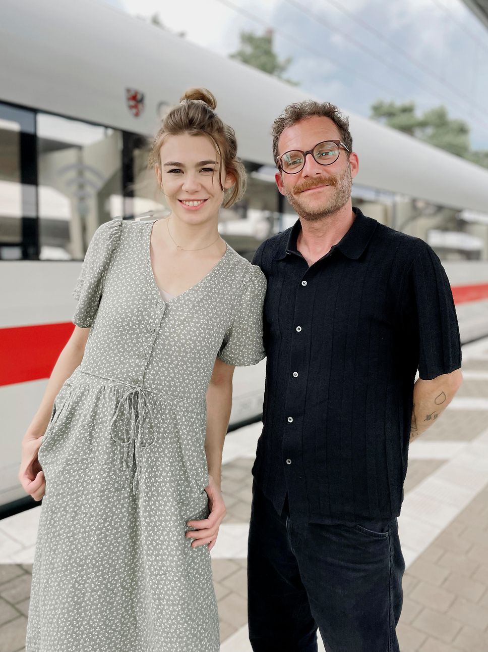 Ronja von Rönne und Sebastian E. Merget vor dem ICE