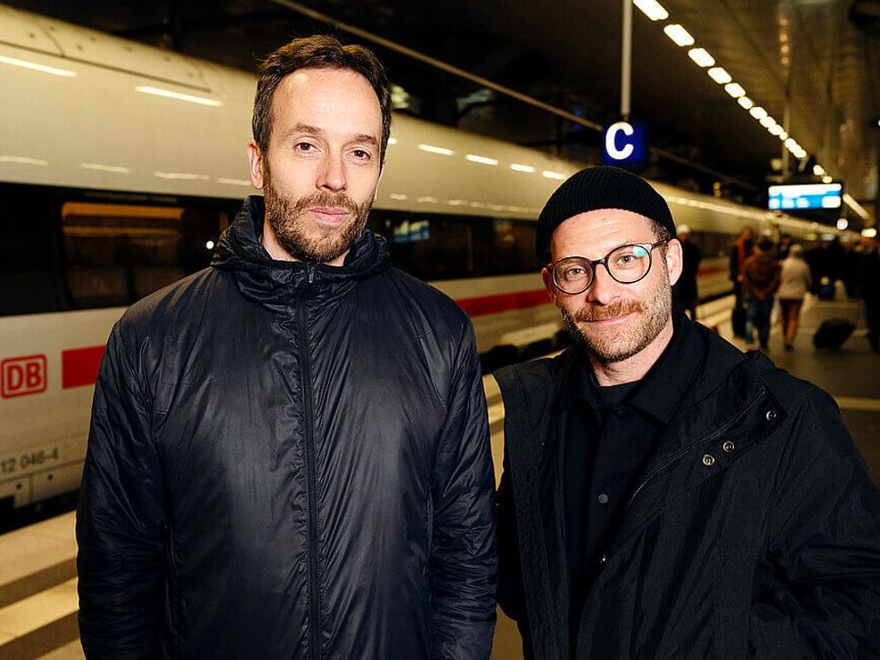 Philipp Westermeyer und Sebastian E. Merget vor dem ICE