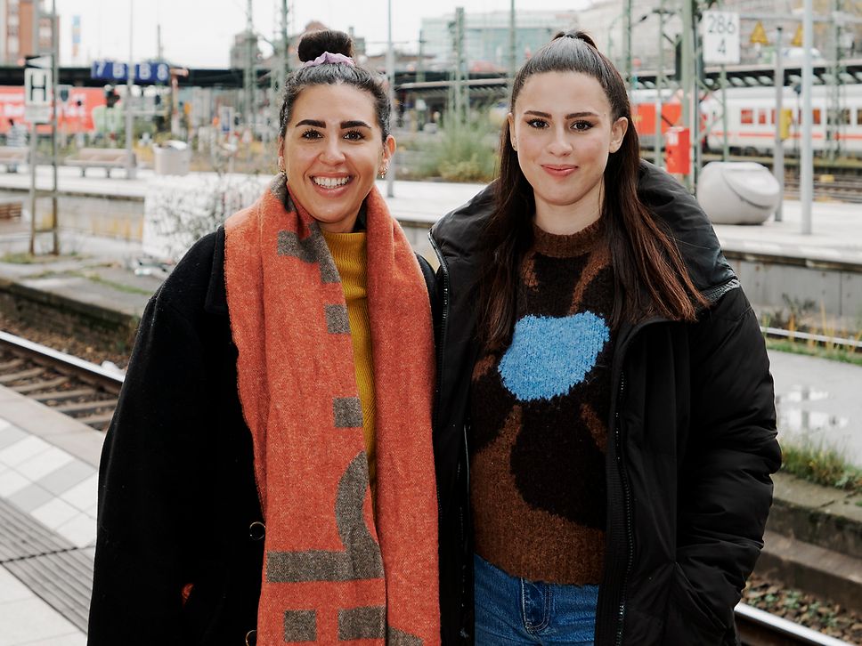Ariana Baborie und Salwa Houmsi am Bahnsteig