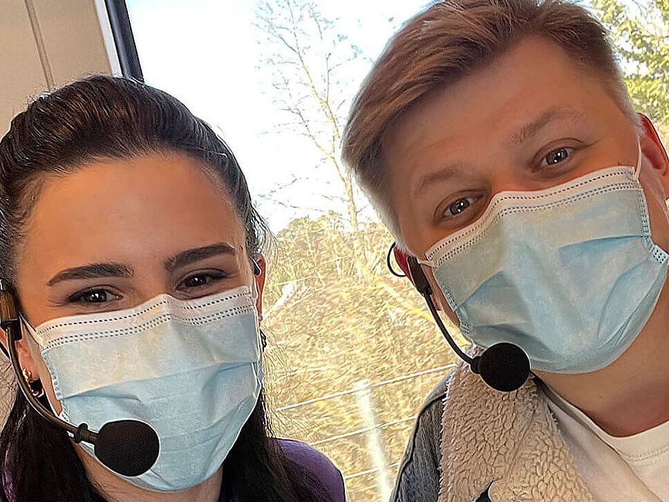 Salwa Houmsi und El Hotzo im Zug