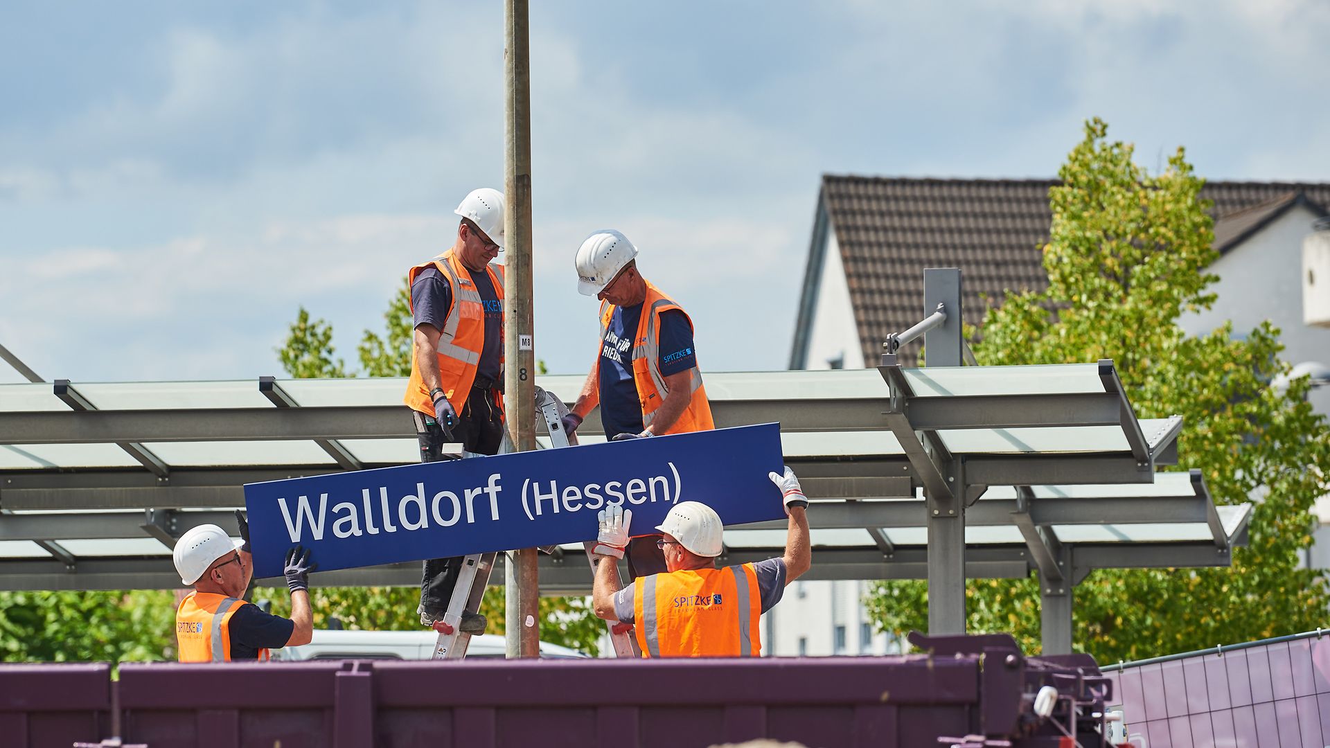 Das Schild "Walldorf Hessen" wird abmontiert