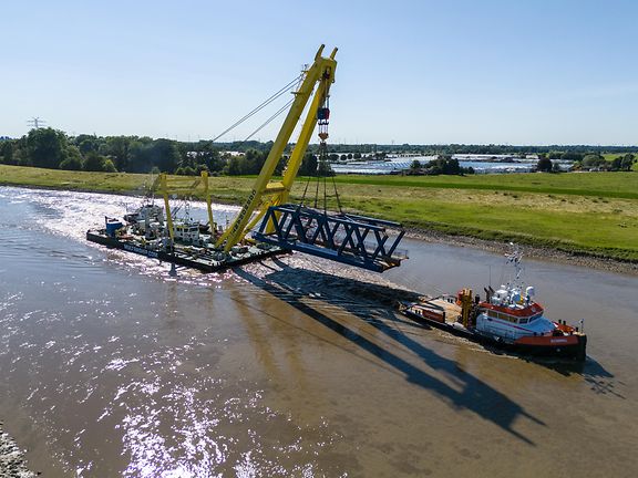 Schwimmkran Cormorant mit Brückenteil auf der Ems