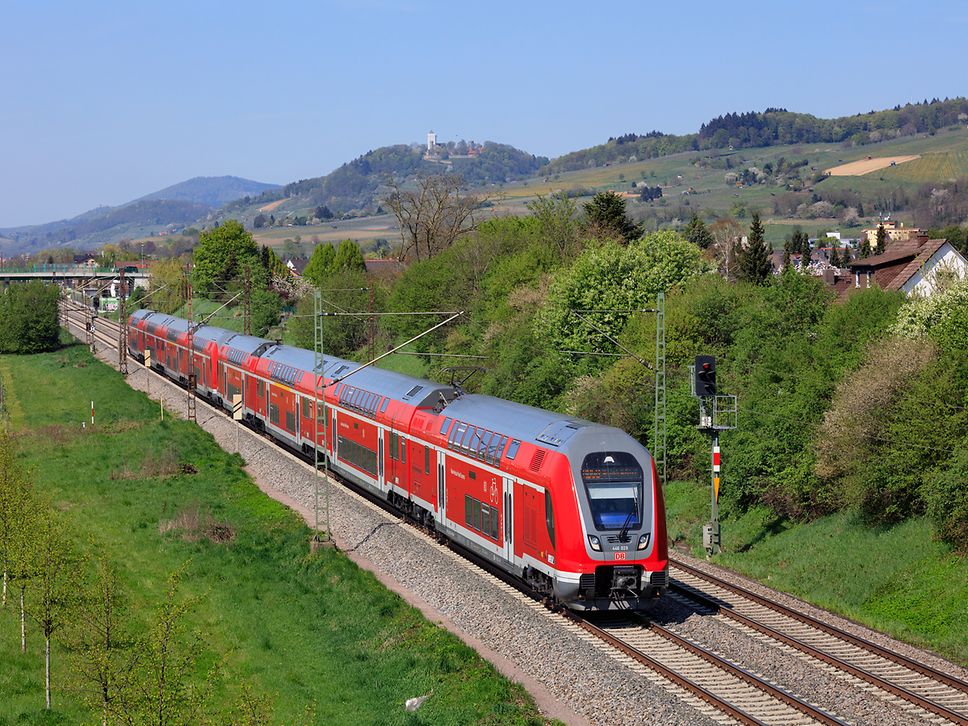 RB mit zwei ET 446 zwischen Laudenbach und Hemsbach