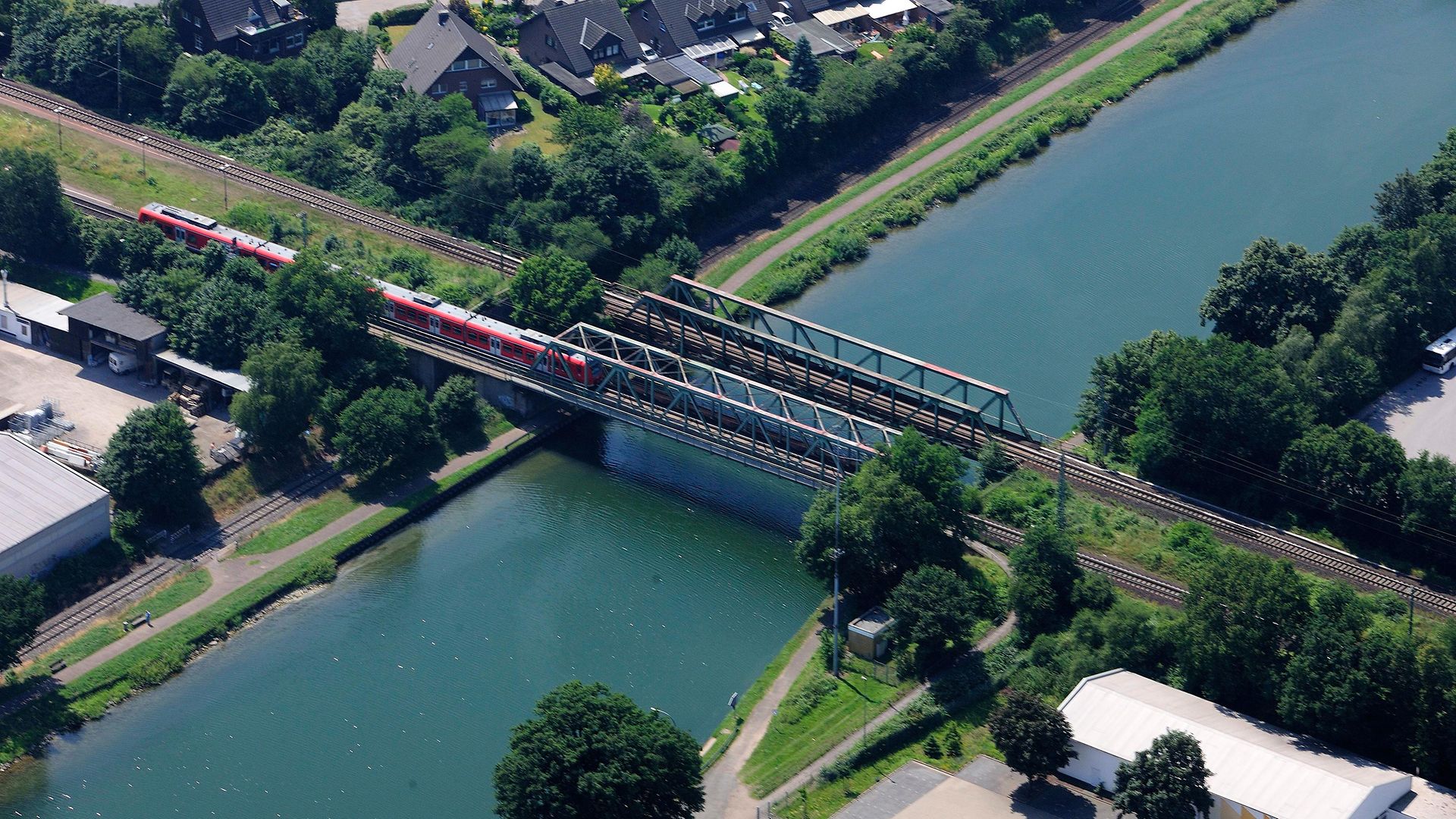 Eine Brücke über einem Kanal, über die ein Zug fährt.