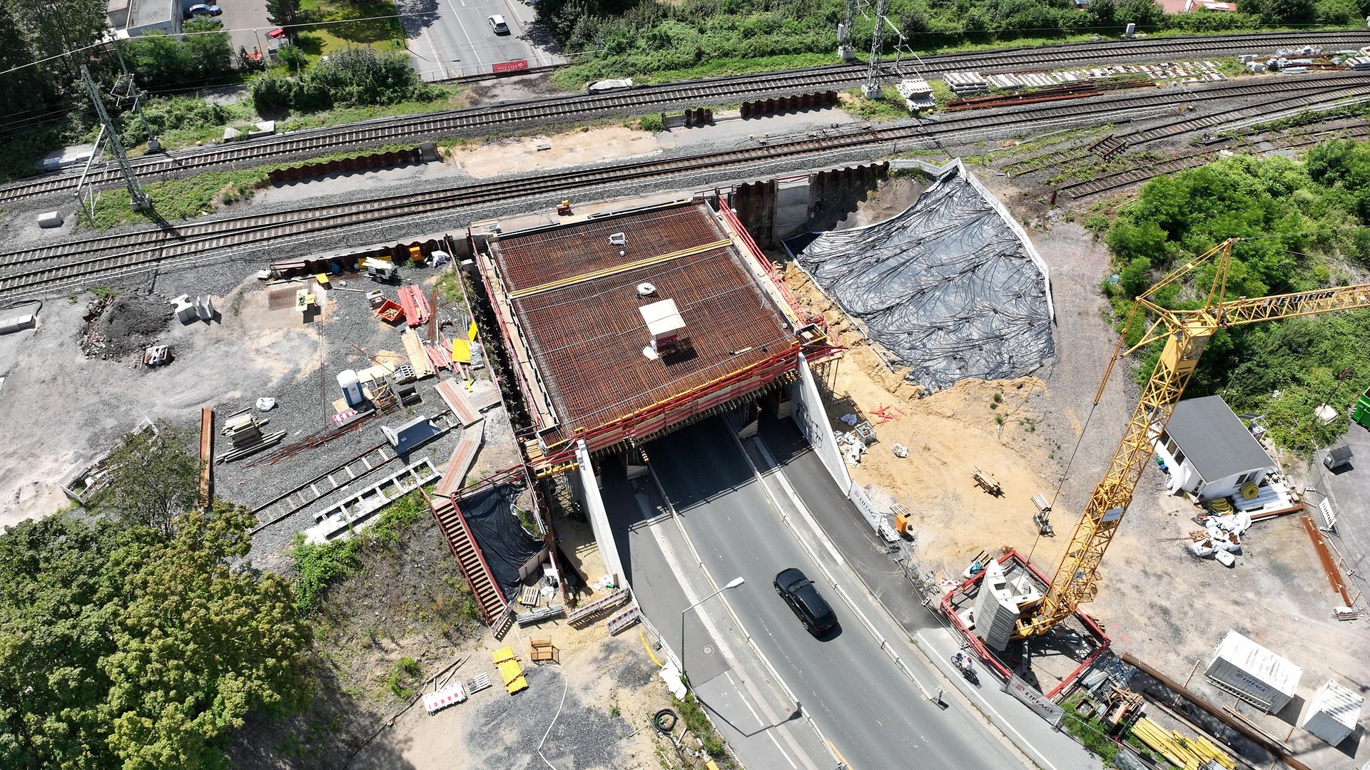 Bauarbeiten an einer Straßenbrücke aus der Vogelperspektive