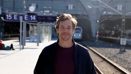 Bild von Tobias Krell. Im Hintergrund ein ICE am Leipziger Hauptbahnhof.