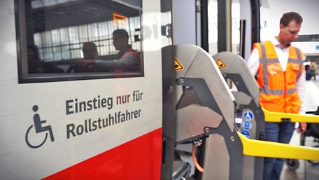 Aufschrift an ICE-Tür mit Hublift: Einstieg nur für Rollstuhlfahrer