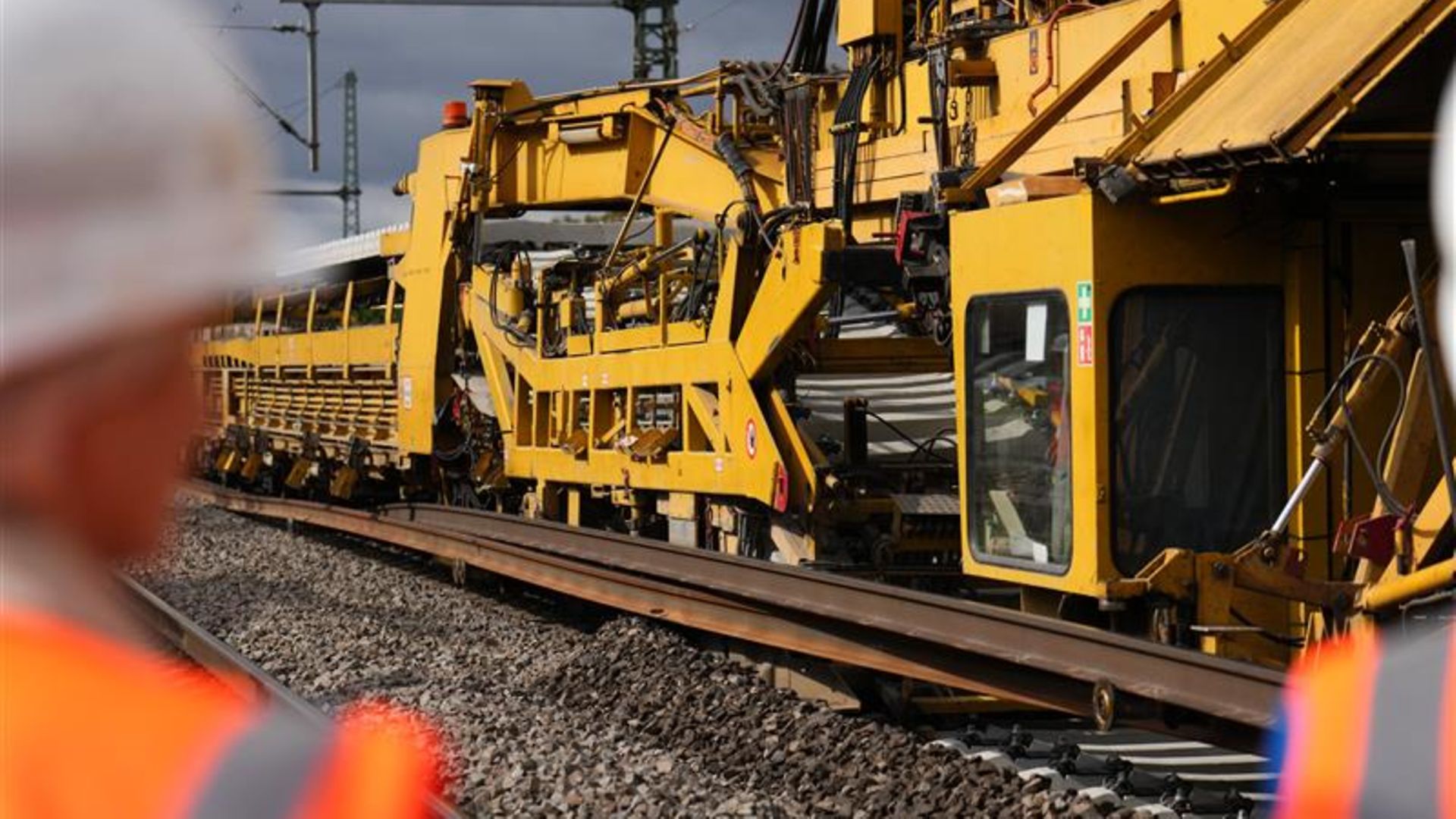 Baumaschine auf Gleisen 