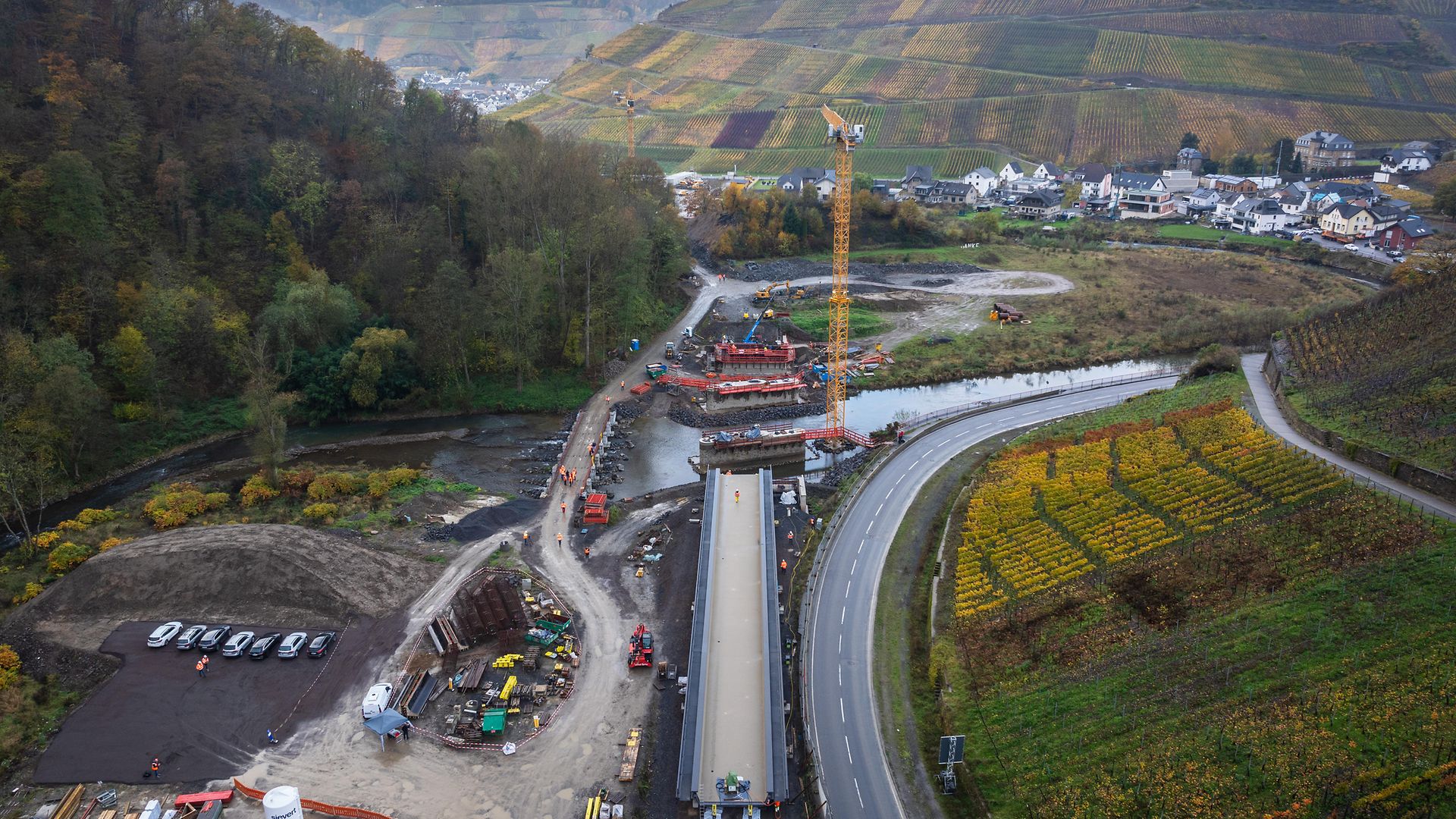 Der Verschub der Brücke über die Ahr hat begonnen.