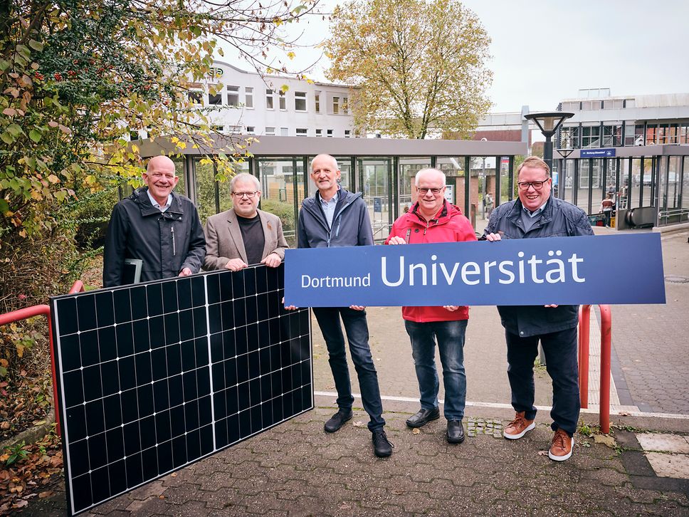 Gruppenfoto an der Station Dortmund-Universität. Eine vollständige Interpretation der Grafik finden Sie im Untertitel