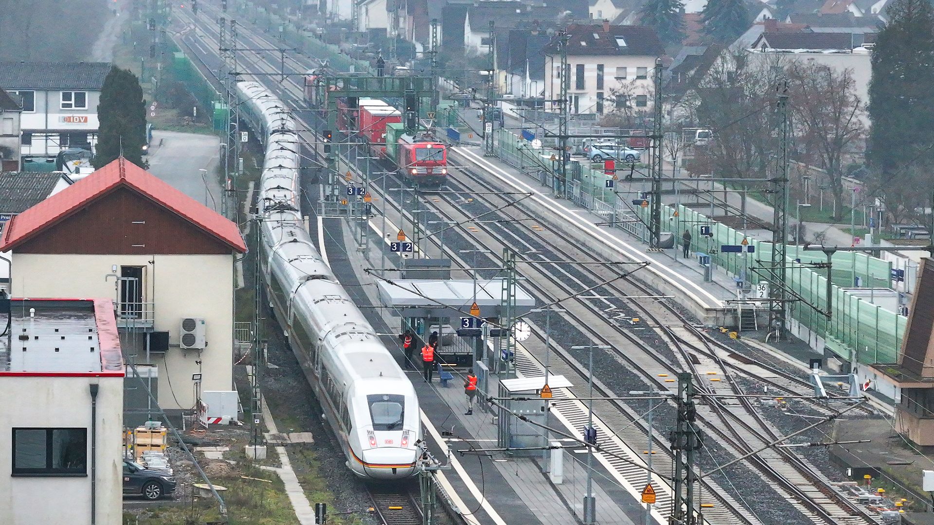 Ein ICE und ein Güterzug bei der Wiederinbetriebnahme der Riedbahn im Bahnhof Gernsheim