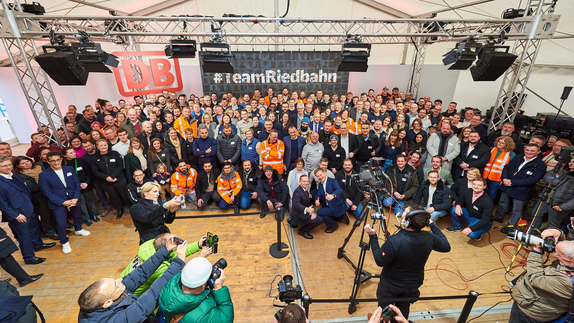 Gruppenfoto des gesamten #TeamRiedbahn bei der feierlichen Wiederinbetriebnahme