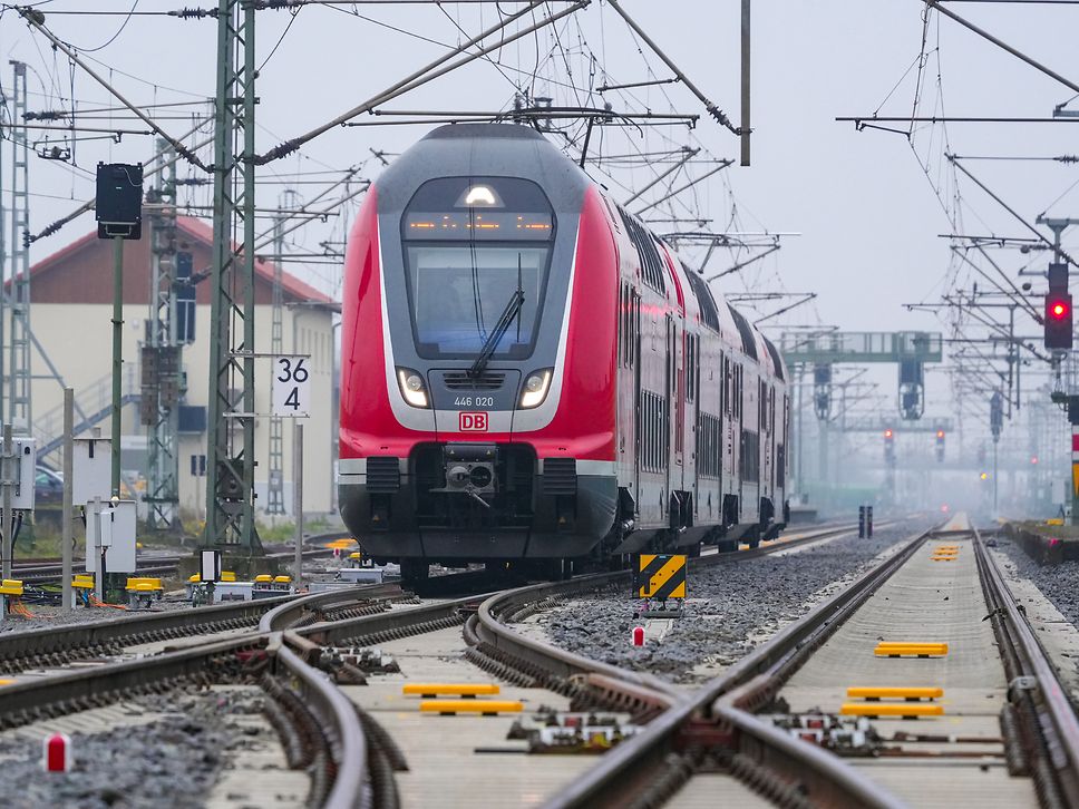 Nach fünf Monaten Generalsanierung: DB nimmt Riedbahn wieder in Betrieb - hier ein Regionalexpress auf der sanierten Trasse.