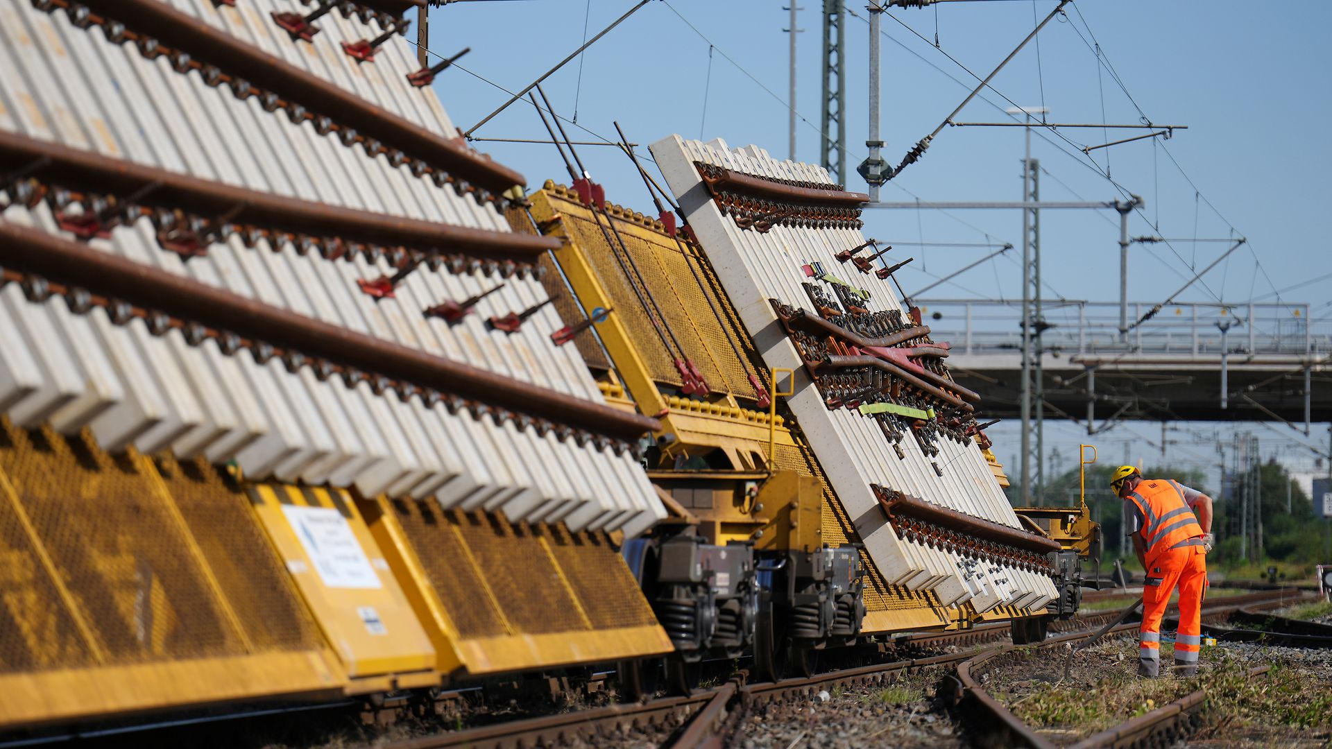 Ein Weichentransportwagen bei der Generalsanierung der Riedbahn