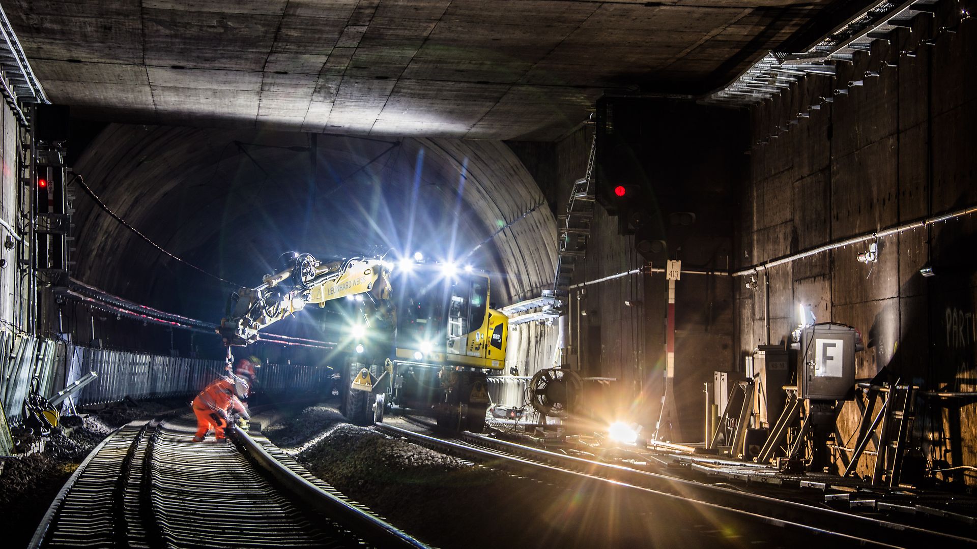 Tunnelbauarbeiten bei Nacht für die S-Bahn-Anbindung Gateway Gardens, ein Zwei-Wege-Bage steht auf den Gleisen