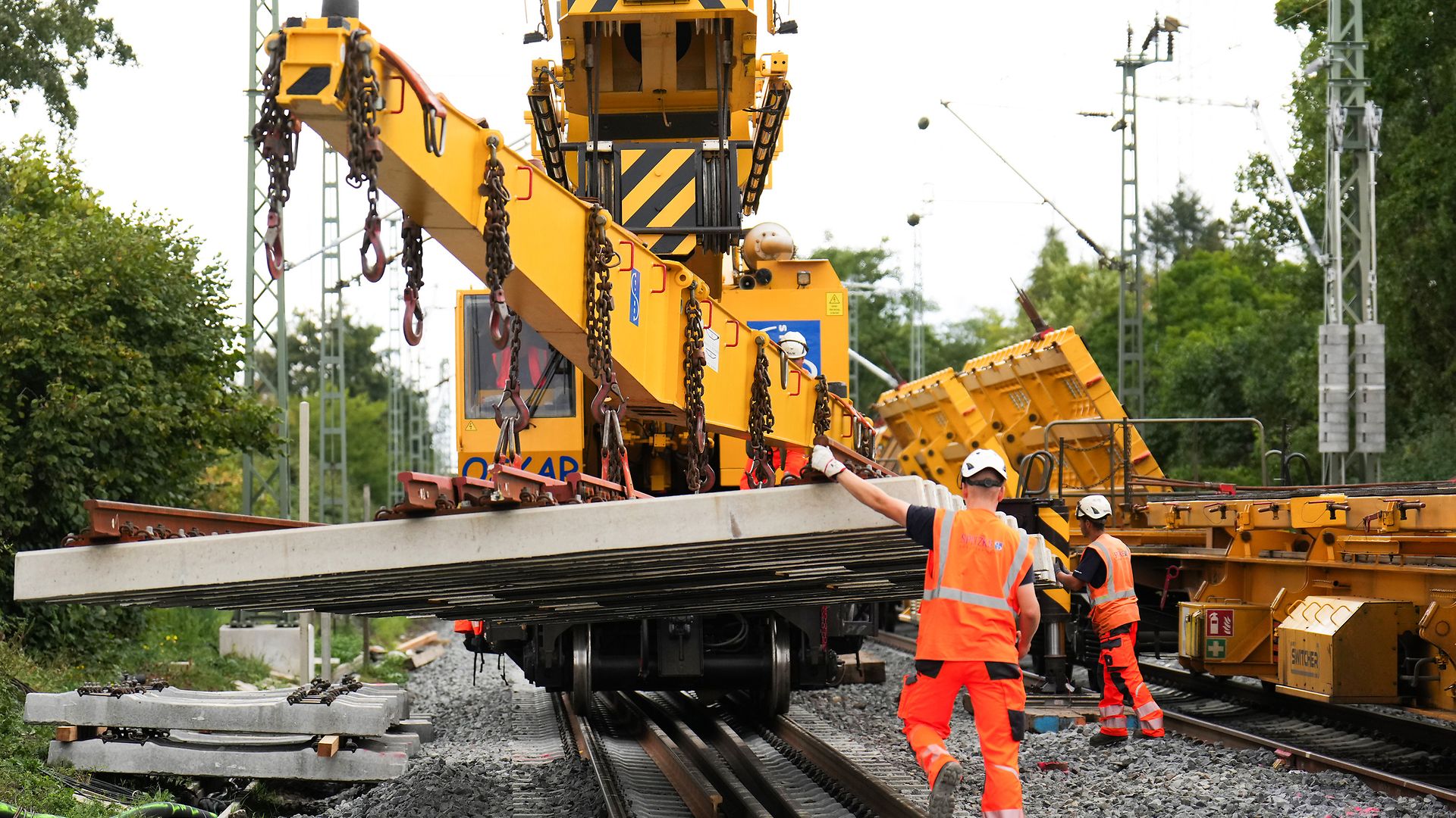 Generalsanierung Riedbahn: Einbau einer Weiche bei Mörfelden mit Gleisbaukran Oscar