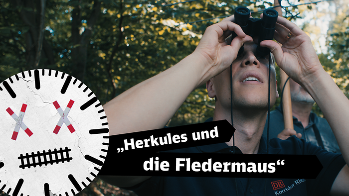 ein Mann schaut durch ein Fernglas