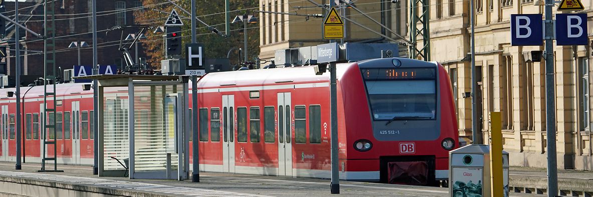 Eine Regionalbahn hält im Bahnhof Wittenberge auf der Strecke Hamburg-Berlin