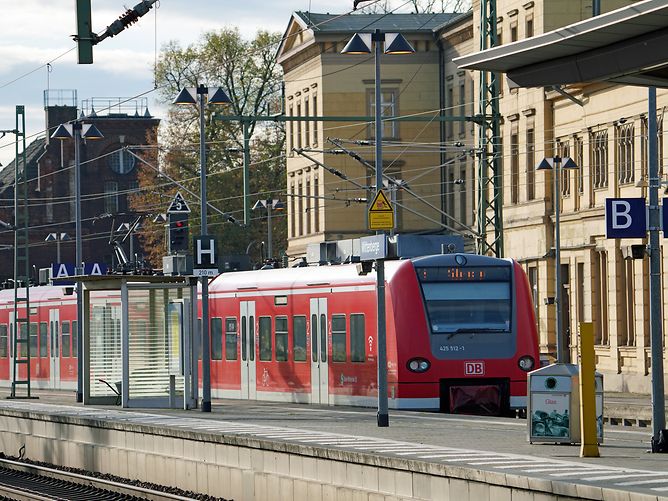 Eine Regionalbahn hält im Bahnhof Wittenberge auf der Strecke Hamburg-Berlin