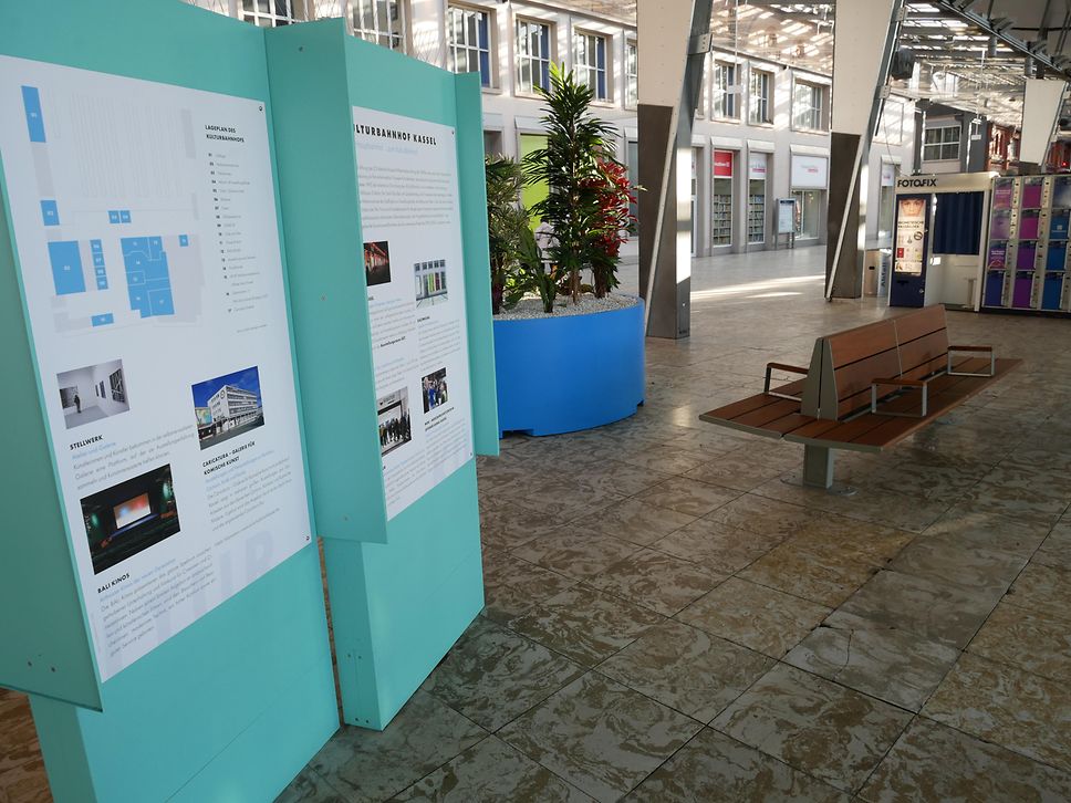 Aufsteller und neue Sitzbank in der Querhalle am Kasseler Hauptbahnhof