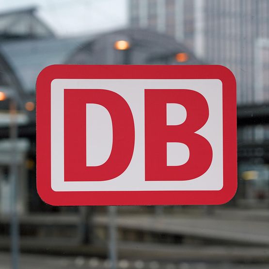 DB Logo am Hbf Karlsruhe (Symbolbild) Copyright: Deutsche Bahn AG / Volker Emersleben