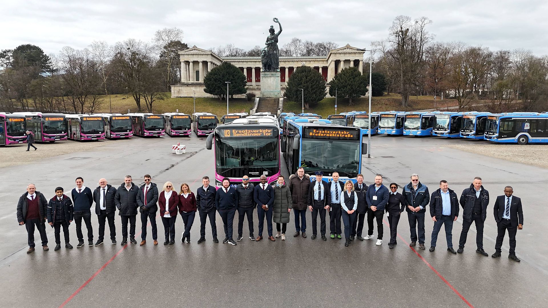 10 DB-Busse und 10 MVG-Busse mit Fahrer:innen sowie MVG-Chef Ingo Wortmann und Susann Liebscher, Leiterin RVO