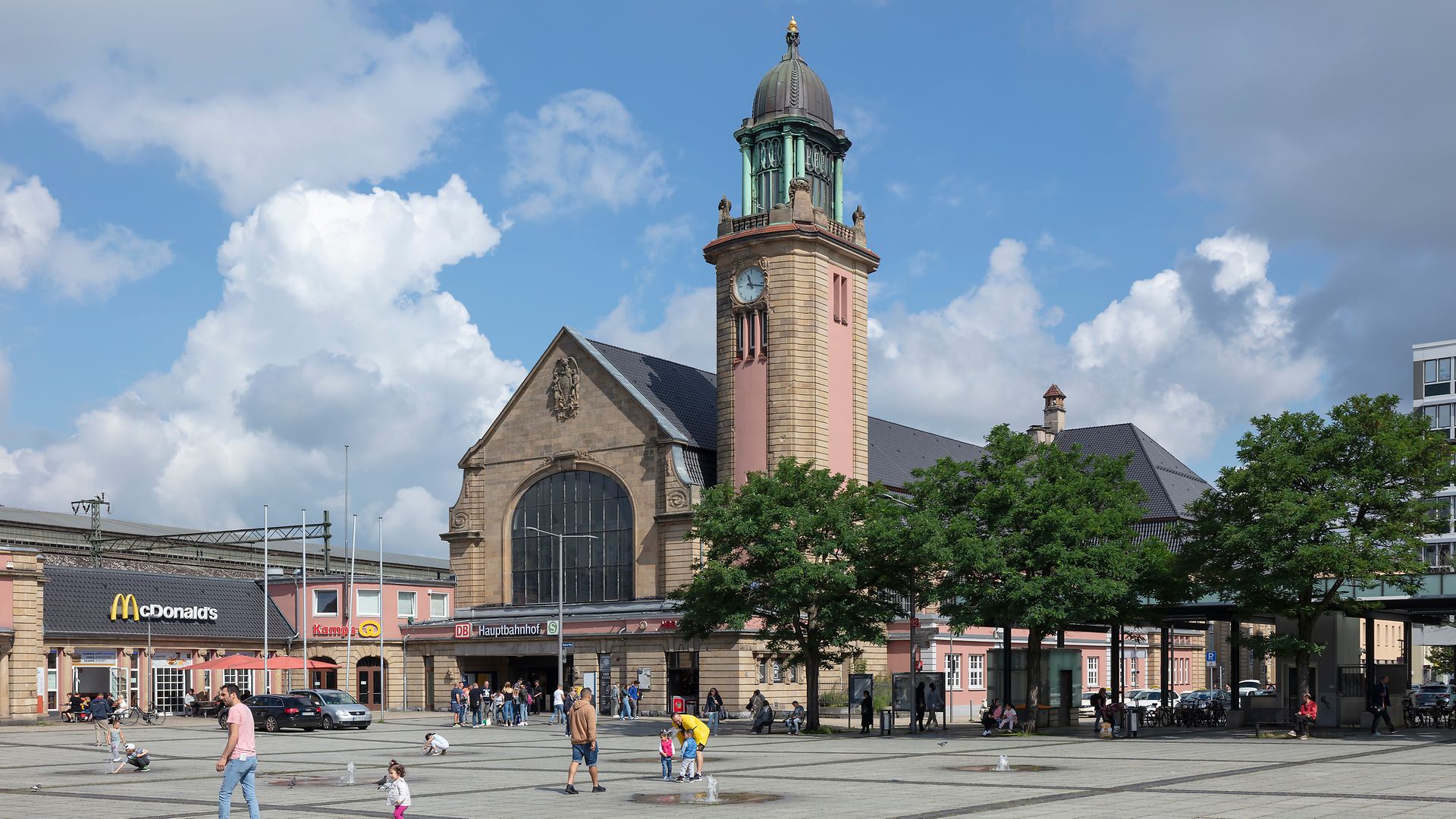 Das Bahnhofsgebäude des Hagener Hauptbahnhofs von außen im Sommer