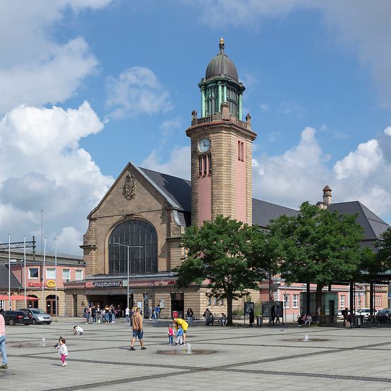 Das Bahnhofsgebäude des Hagener Hauptbahnhofs von außen im Sommer