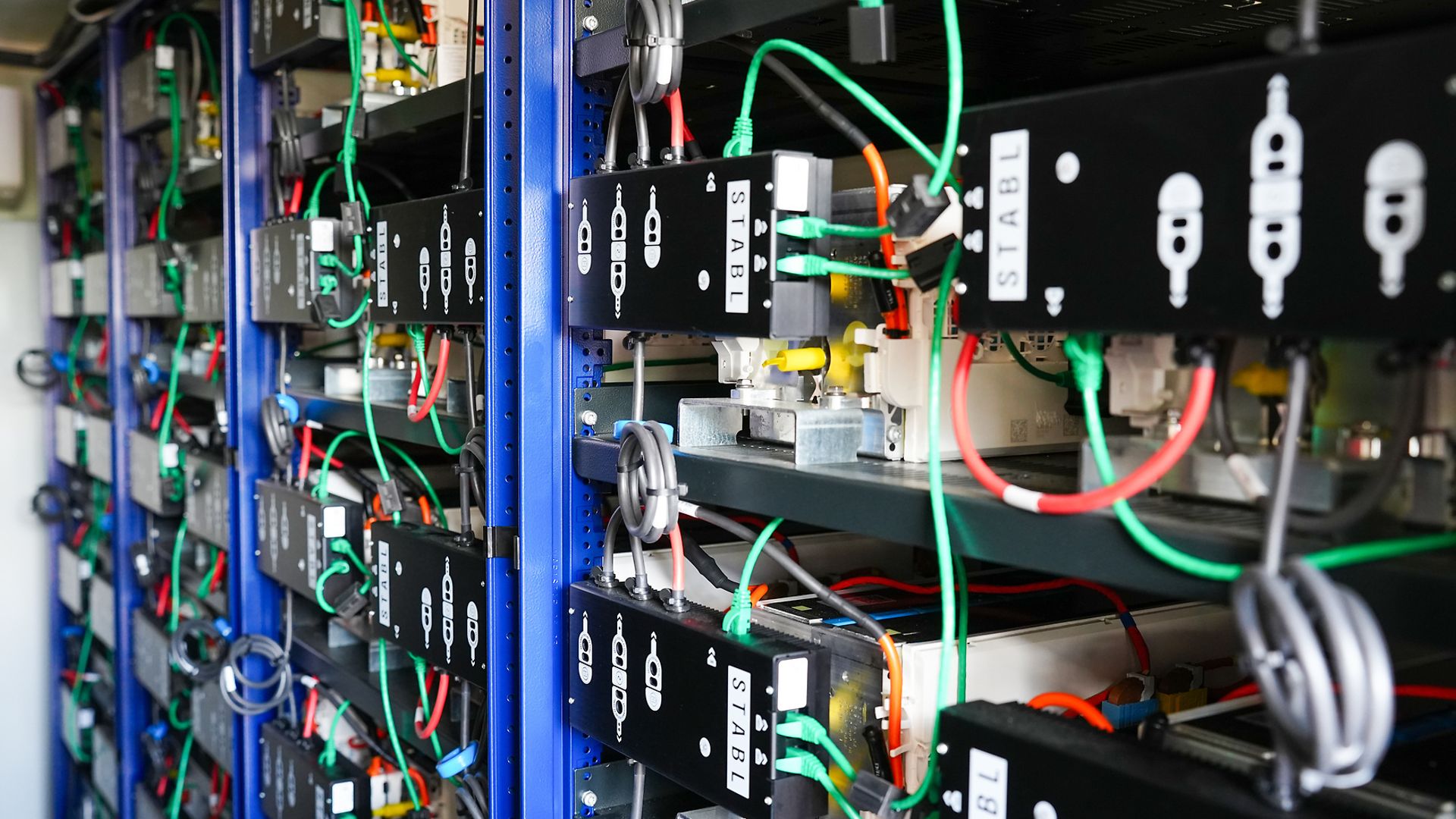 PV-Anlage auf Technikhalle (URD-Halle) des ICE-Werks in Leipzig mit ballastierter Aufständerung