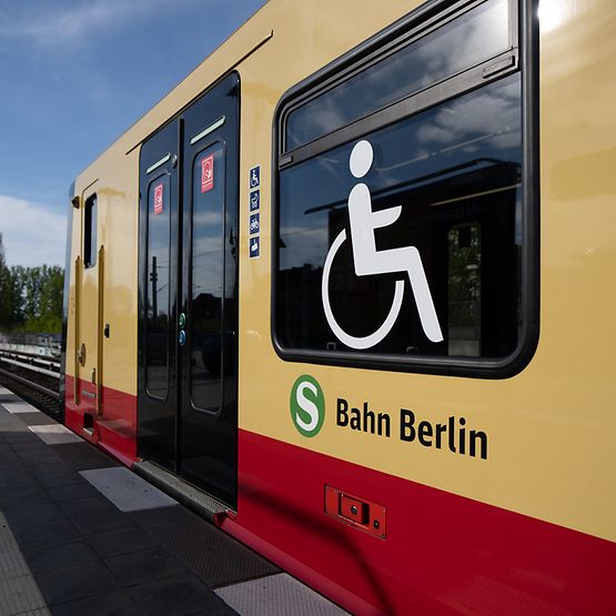 S-Bahn der BR 483/484 steht abfahrbereit am Bahnsteig