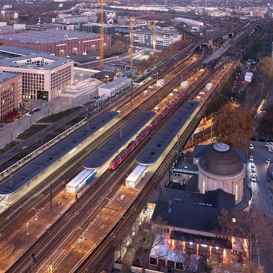 Blick von oben auf den Bahnhof Köln Messe/Deutz