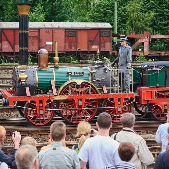 Der Adler, Deutschlands erste Lokomotive, ist fester Bestandteil der Fahrzeugparade zum Sommerfest.
