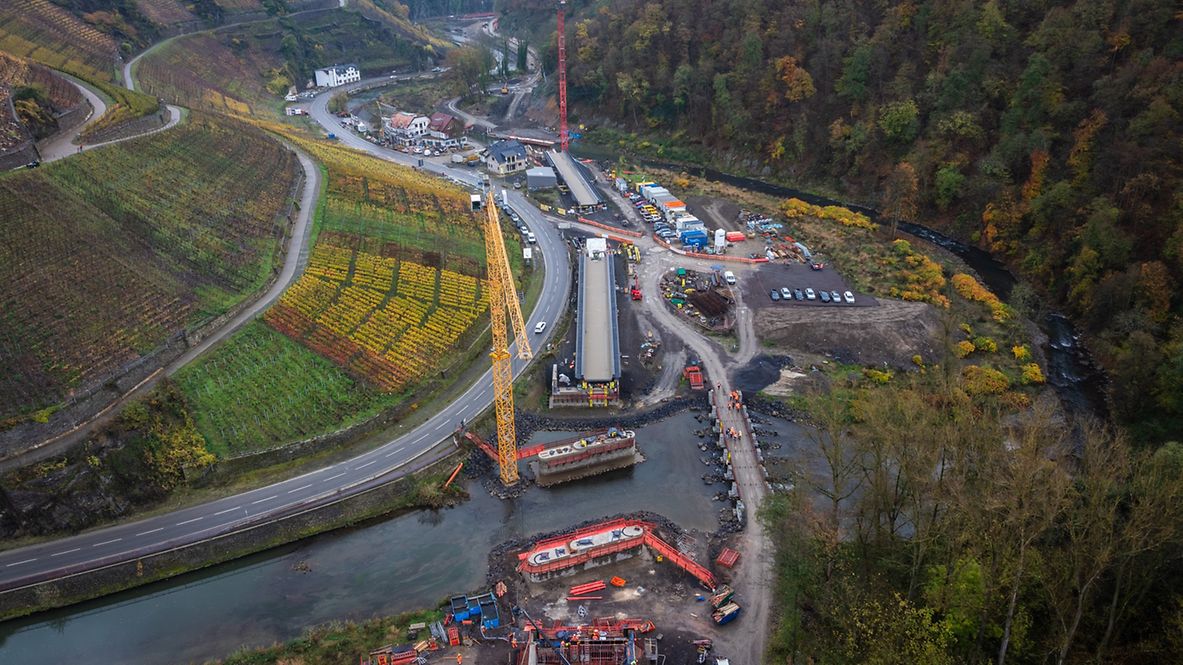 Einschub der Brücke "Marienthal 2“ im Ahrtal am 11.11.2024