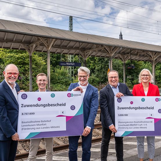 Leverkusen-Manfort: Land NRW überreicht Finanzierungsbescheid für Modernisierung des Bahnhofs an die DB 